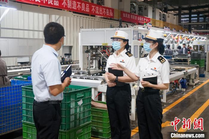 图为重庆海关关员到企业开展RCEP政策宣传。　重庆海关供图